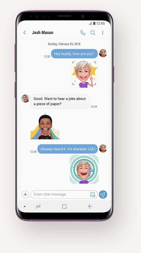Galaxy S9 + avec l'application Messages Ã  l'Ã©cran affichant une conversation avec des autocollants AR Emoji